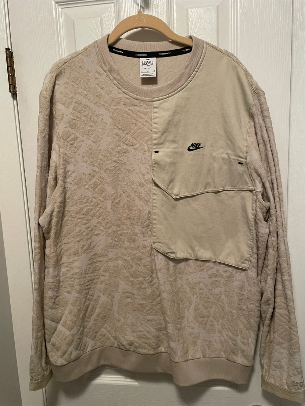 Nike Men’s Beige Textured Patch Pocket Crewneck Sweatshirt